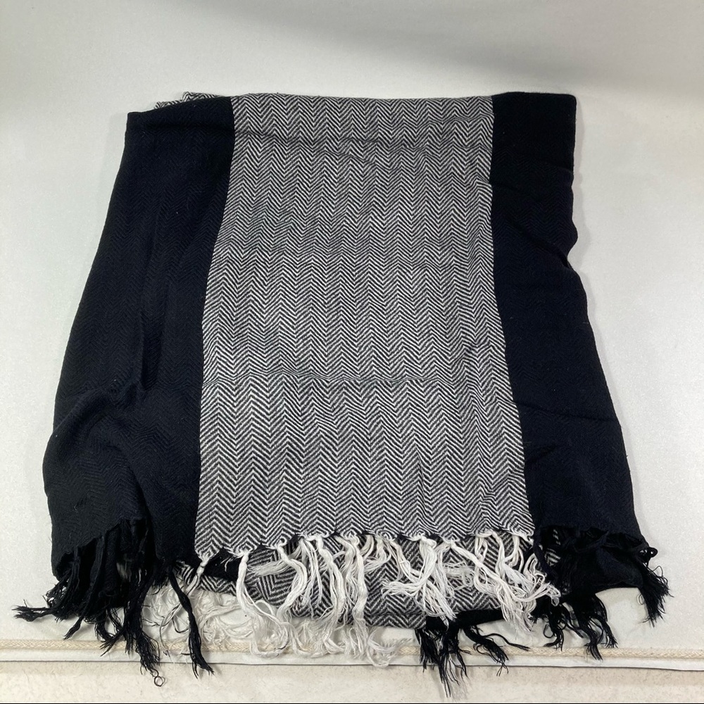 🔴5/$25 Black and White Striped Scarf